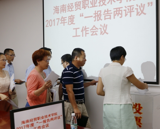 在干部选拔任用工作中，违反干部选拔任用规定，对直接责任者和领导来自责任者，情节严重的给予什么处分