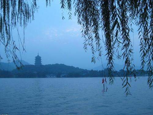 淡妆浓抹总相宜是什么意思？
