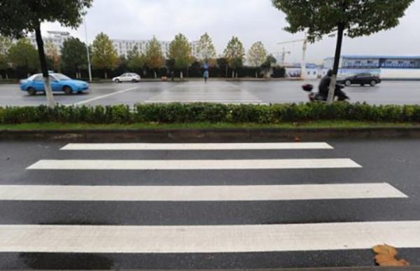人行道、天桥、来自地道、护栏，这些属于交通设施还是道路设施？