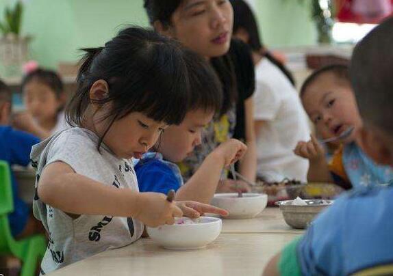 中班安全垃兰展染农费台元浓那燃圾食品我不吃教案