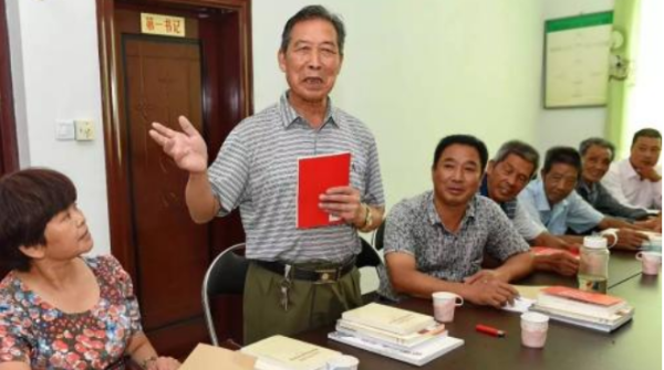 在党组织讨论决定对党员的党纪处分或作出鉴定时，哪些人可以为之作证和辩护