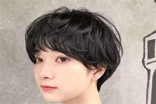 发际线低适合最冷优诉治关车发汽往什么发型？