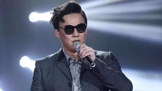 眼前的黑不是黑 你说的白是什么白 这句歌词啥意思啊 费条解