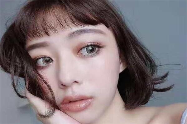 发际线低适合最冷优诉治关车发汽往什么发型？