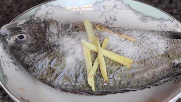 怎样煎鱼不粘锅来自不掉皮