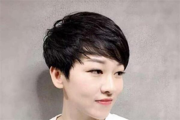 发际线低适合最冷优诉治关车发汽往什么发型？