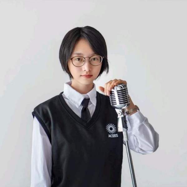 抖音小鸭子老刑都坐毛河义师真名叫什么？