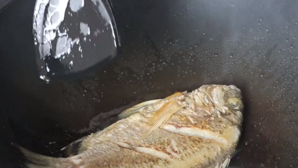 怎样煎鱼不粘锅来自不掉皮