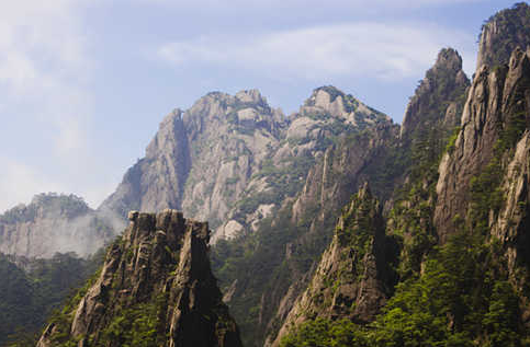 黄山奇石狮子抢球