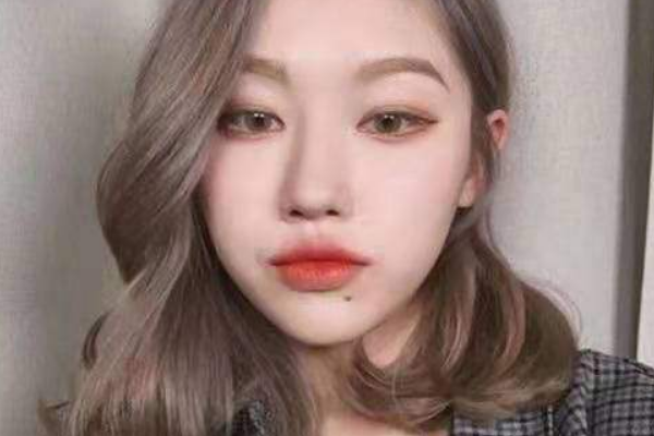 额头来自高的女生适合什么发型？