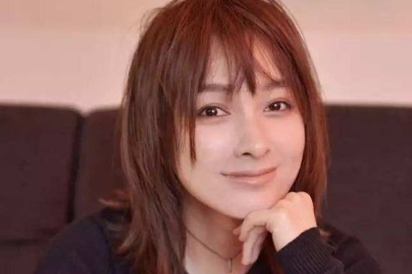 额头来自高的女生适合什么发型？