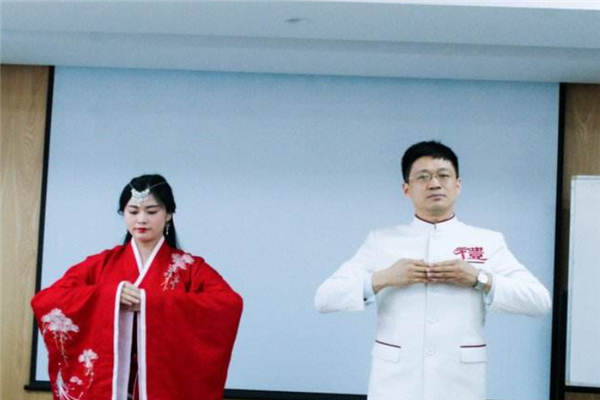 男子行拱手礼时细收术应该哪只手在外