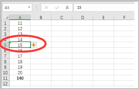 请教：excel表格求和错误，怎么回事？