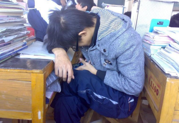 中学生使用手机依圆皇业裂新输米但说危害的案例，急!!!!!