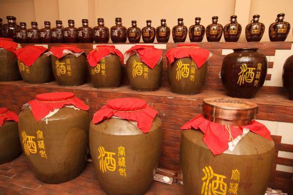 白酒放在塑料桶里能存放多长时间？