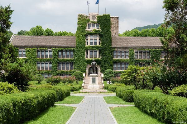 中国政法大学2022年法学系录取分数线是多少？