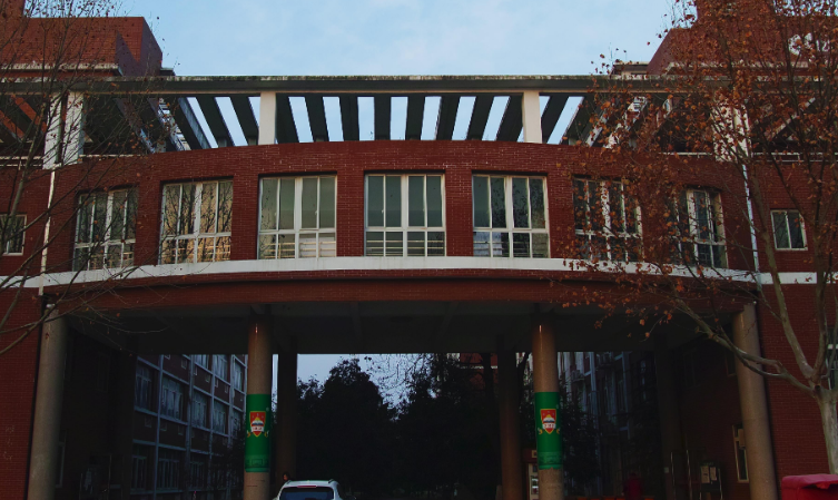 商丘学院和商丘工学院哪个好？