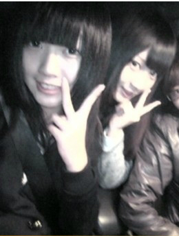 2012年流行什么发型？女生中长发，是学生。