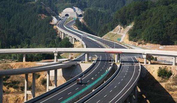 沈海高速1.5公里实线路段，一年产生了多少违章和罚款？