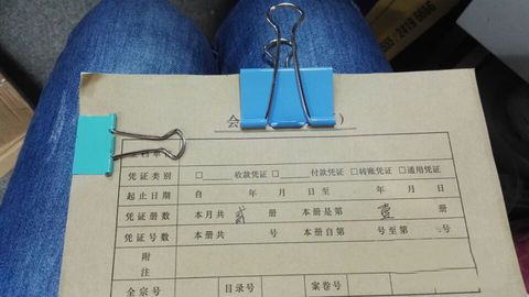 会计凭证三个孔的怎么装订，三个孔要形成三角形怎么装订和穿线