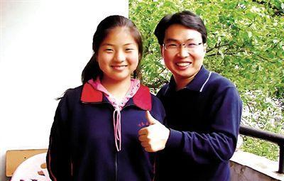 带着妹妹上学，感动中国十大人物的洪战辉，如今怎么样了？