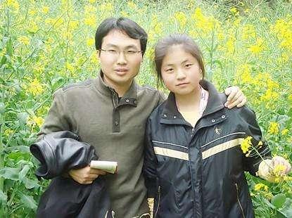 带着妹妹上学，感动中国十大人物的洪战辉，如今怎么样了？