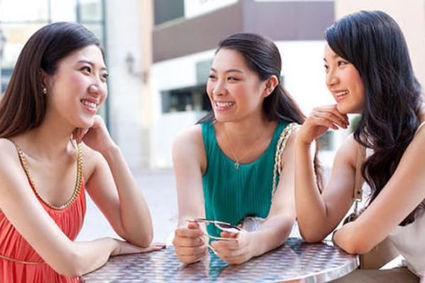 有句话叫“伸手不打笑脸人”，这句话是对是错？