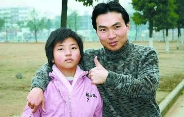 带着妹妹上学，感动中国十大人物的洪战辉，如今怎么样了？