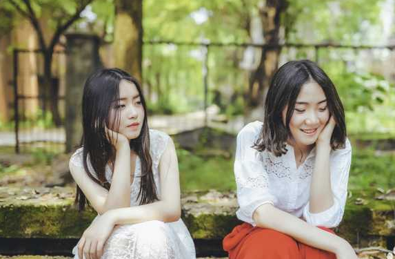 有句话叫“伸手不打笑脸人”，这句话是对是错？