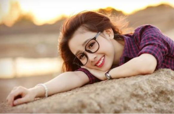 有句话叫“伸手不打笑脸人”，这句话是对是错？