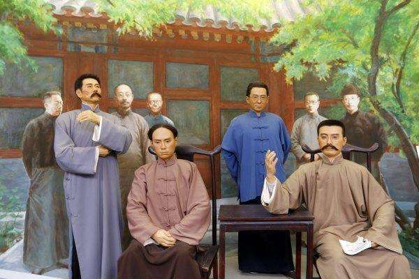 右倾机会主义和右倾投降主义到底怎么界定啊？