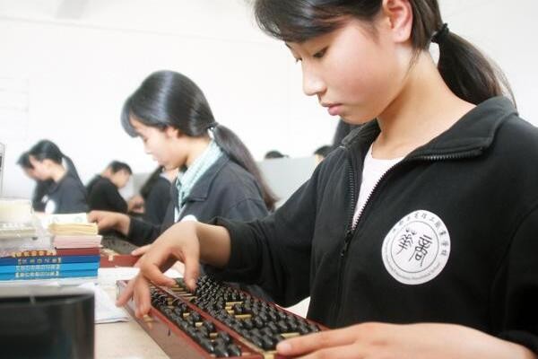 我是女生，读中专选什么专业比较好？