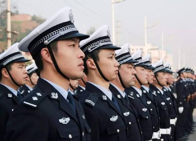 请问二级警监属什么级别
