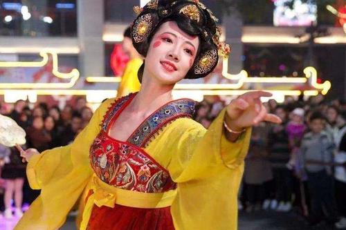 西安不倒翁小姐姐皮卡晨大婚，婆家大有来头，是下嫁还是高攀？