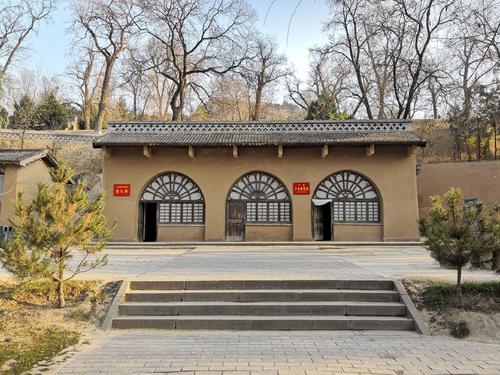 杨家岭讲话彰显出什么精神？