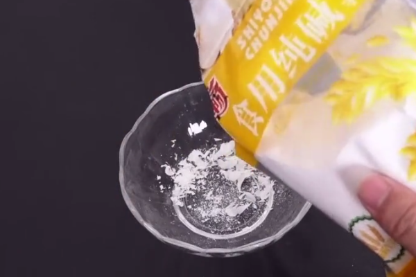 彩色衣服 染色了 怎么洗掉染色的部分?