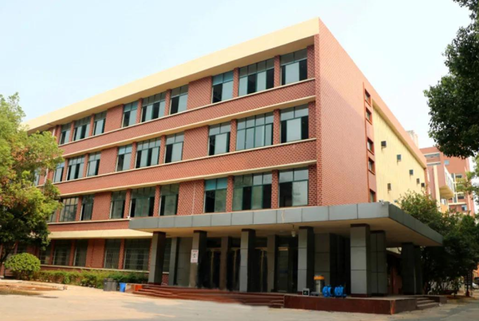 湖南建筑高级技工学校是大学吗？