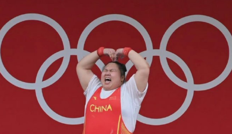 绝对优势摘金后，举重冠军李雯雯乐了，她说了什么？