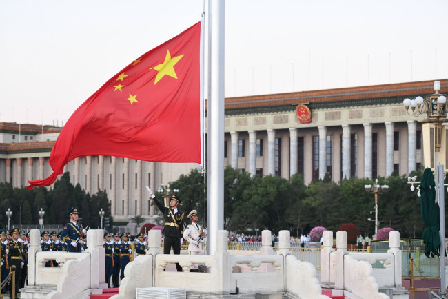 天安门广场升旗每天时间是固定的吗