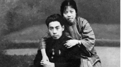 有张图片，题目是周恩来写给邓颖超的情话 内容是:周说，你的信，太过官方都不说想我。出自哪本书？