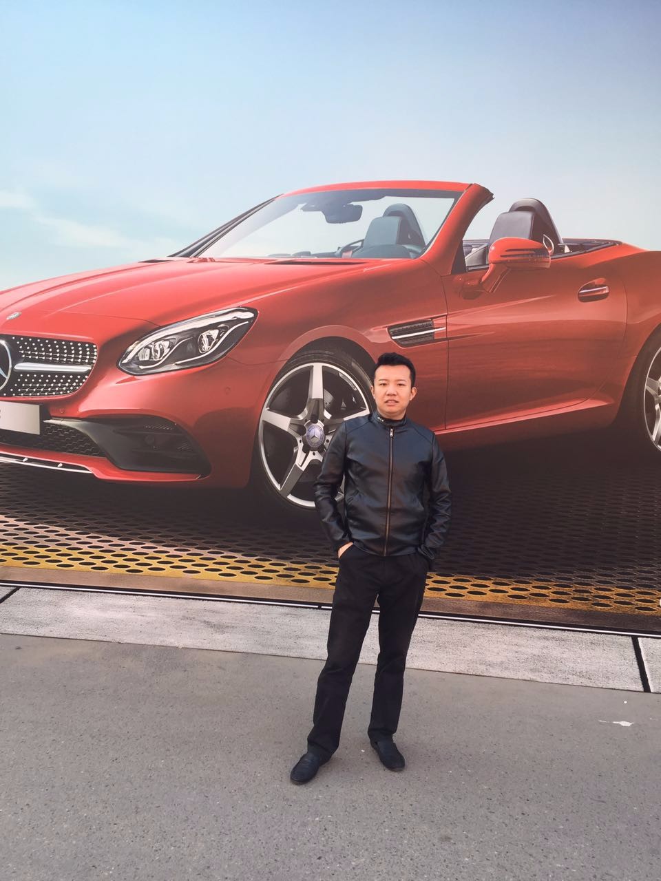 中国赛车手吕宜霖的家庭背景?他是富二代吗?他有几辆跑车啊？