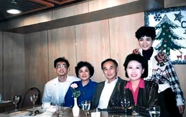 王菲和父母哥哥聚餐照曝光了？