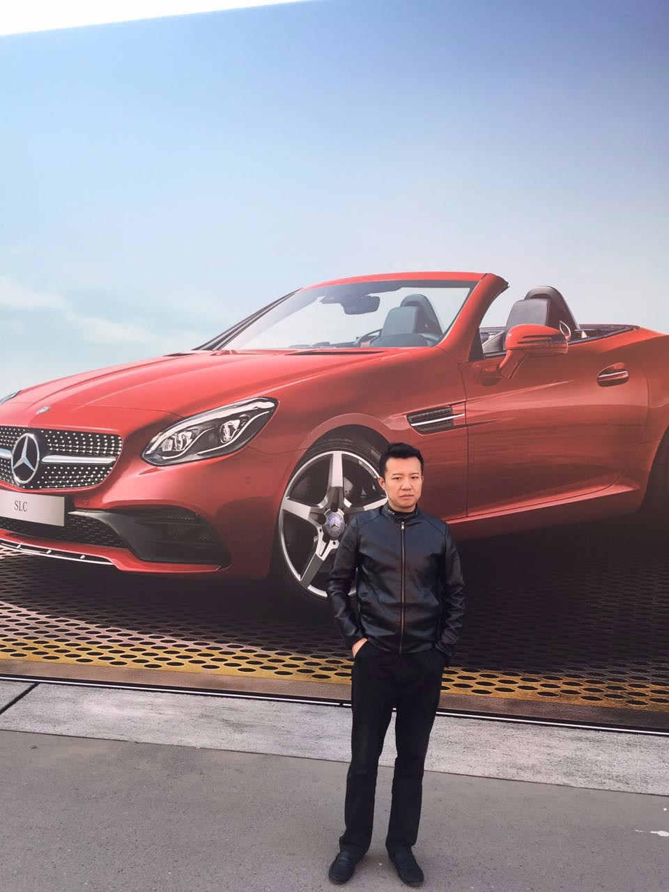 中国赛车手吕宜霖的家庭背景?他是富二代吗?他有几辆跑车啊？