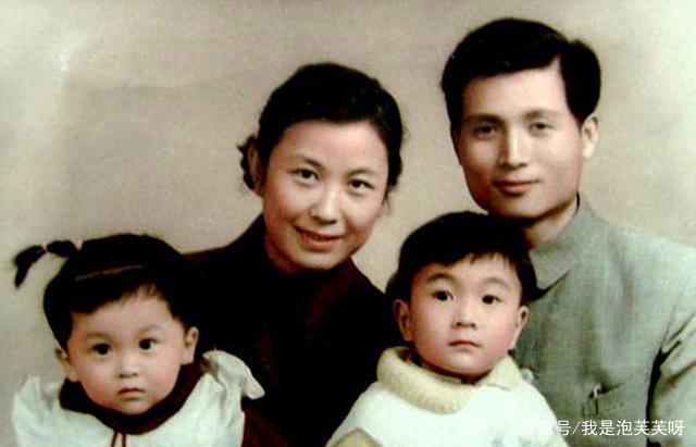 身怀六甲惨遭丈夫抛弃，初恋要养活母子俩，严凤英后来的生活怎么样了？