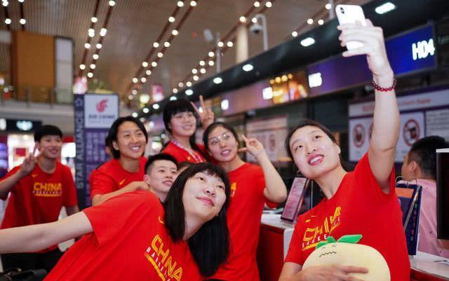中国女篮像邵婷、韩旭这样的女篮国手，年薪大概有多少？