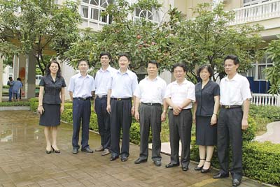 深圳市龙岗区教育局的机构领导