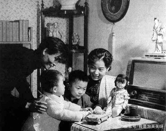 身怀六甲惨遭丈夫抛弃，初恋要养活母子俩，严凤英后来的生活怎么样了？