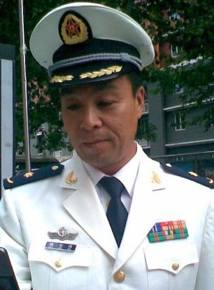 走西口演员（饰徐木匠）储智博是军队演员吗？在焦点访谈上看到他穿着军队文职人员的衣服，他是什么级别？